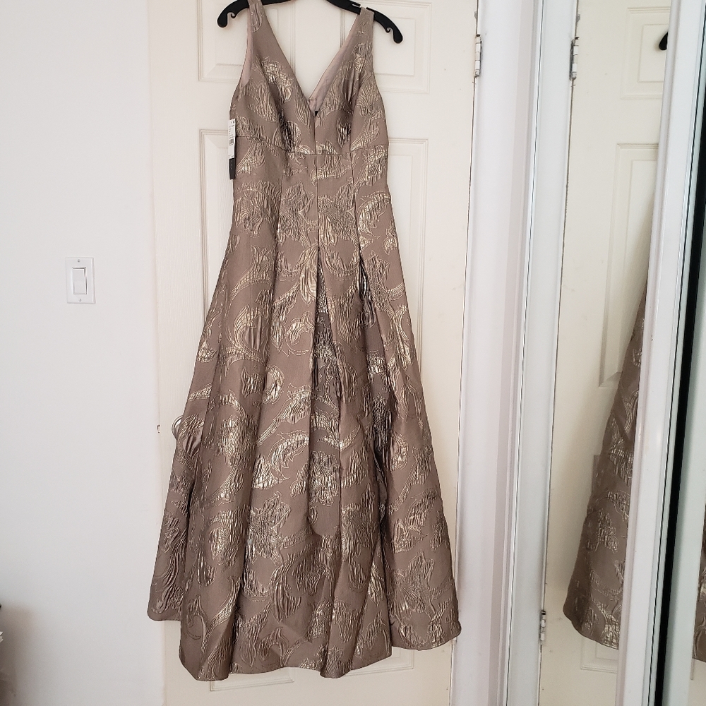Aidan Mattox Size 8 Gold Sleeveless Double V Gown